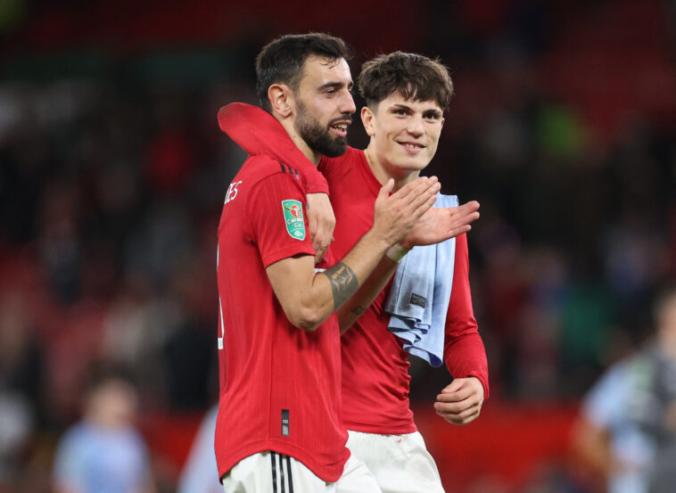 Bruno Fernandes con Alejandro Garnacho tras la victoria del United