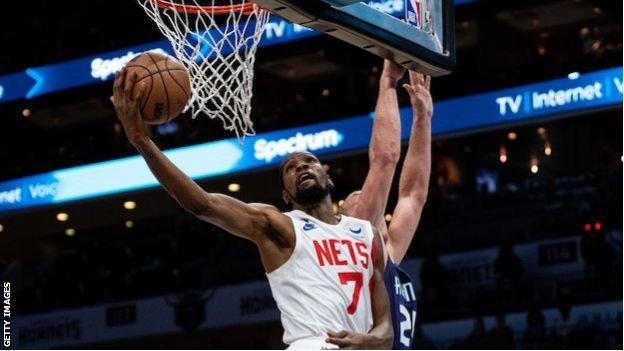 Kevin Durant jugando para los Brooklyn Nets contra los Charlotte Hornets