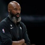 Jacque Vaughn observa cómo los Brooklyn Nets se enfrentan a los New York Knicks