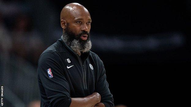 Jacque Vaughn observa cómo los Brooklyn Nets se enfrentan a los New York Knicks