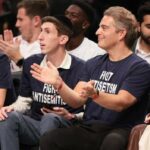 Los fanáticos en el juego de los Brooklyn Nets usan camisetas de 'Lucha contra el antisemitismo'