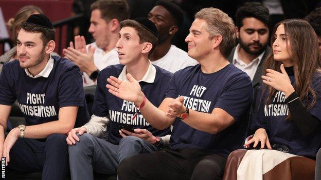 Los fanáticos en el juego de los Brooklyn Nets usan camisetas de 'Lucha contra el antisemitismo'