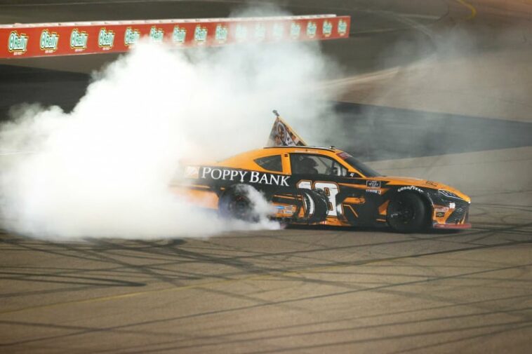 Daniel Hemric gana en Phoenix Raceway - NASCAR Xfinity Series - Burnout 2
