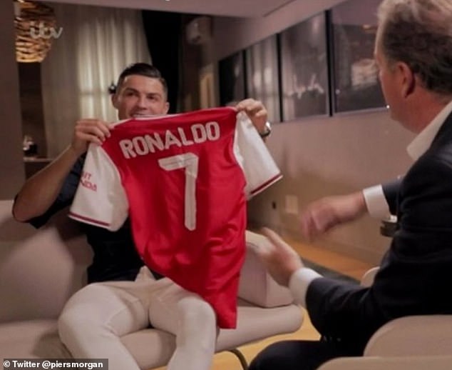 Piers Morgan tuiteó una foto de Cristiano Ronaldo con una camiseta del Arsenal, aparentemente instando al club a ficharlo nuevamente.