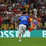 Video | Qatar 2022: hombre ingresó al campo con bandera LGBT en el partido entre Portugal y Uruguay