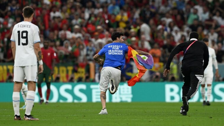 Video | Qatar 2022: hombre ingresó al campo con bandera LGBT en el partido entre Portugal y Uruguay