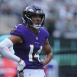 EAST RUTHERFORD, NJ - 11 DE SEPTIEMBRE: Kyle Hamilton #14 de los Baltimore Ravens mira contra los New York Jets en el estadio MetLife el 11 de septiembre de 2022 en East Rutherford, Nueva Jersey.  (Foto de Mitchell Leff/Getty Images)