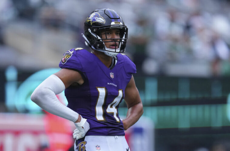 EAST RUTHERFORD, NJ - 11 DE SEPTIEMBRE: Kyle Hamilton #14 de los Baltimore Ravens mira contra los New York Jets en el estadio MetLife el 11 de septiembre de 2022 en East Rutherford, Nueva Jersey.  (Foto de Mitchell Leff/Getty Images)