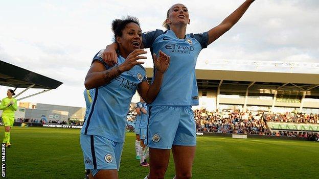 Toni Duggan y Demi Stokes celebran tras ganar la Copa de la Liga 2016 con el Manchester City