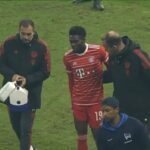 Alphonso Davies (centro) salió cojeando durante el choque del Bayern de Múnich contra el Hertha de Berlín.