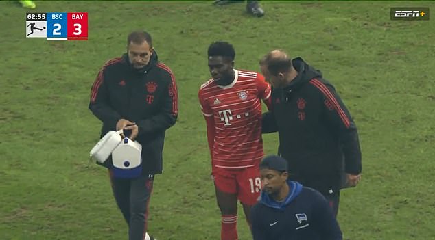 Alphonso Davies (centro) salió cojeando durante el choque del Bayern de Múnich contra el Hertha de Berlín.