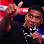 Anthony Joshua (arriba) ha dicho que está llegando al