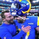 El entrenador de los Rams de Los Ángeles, Sean McVay, y el mariscal de campo Baker Mayfield.  (Kirby Lee-USA TODAY Deportes)