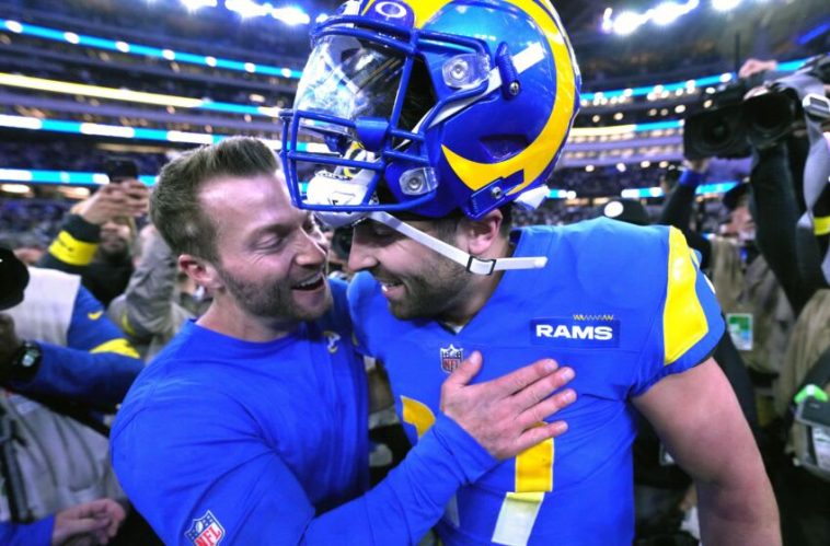 El entrenador de los Rams de Los Ángeles, Sean McVay, y el mariscal de campo Baker Mayfield.  (Kirby Lee-USA TODAY Deportes)