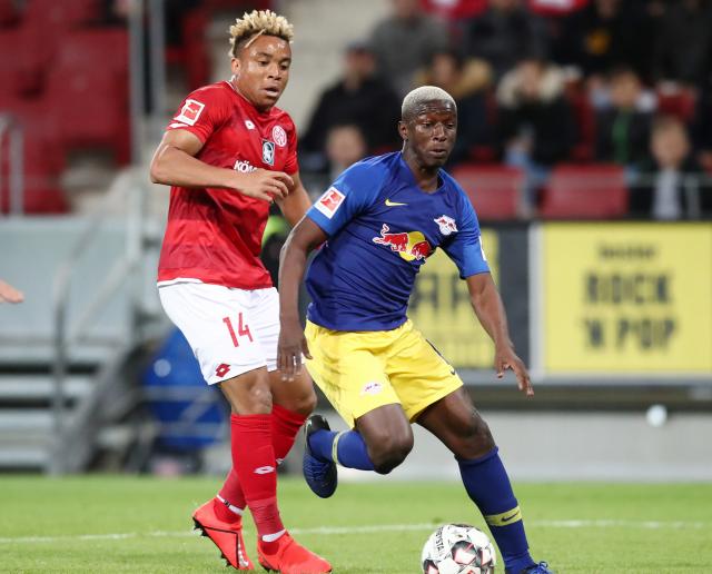 Pierre Kunde (Maguncia) y Amadou Haidara (RB Leipzig).