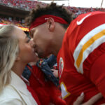 KANSAS CITY, MISSOURI - 15 DE SEPTIEMBRE: Patrick Mahomes #15 de los Kansas City Chiefs besa a su esposa, Brittany Matthews, antes del partido contra Los Angeles Chargers en el Arrowhead Stadium el 15 de septiembre de 2022 en Kansas City, Missouri.  (Foto de Jamie Squire/Getty Images)