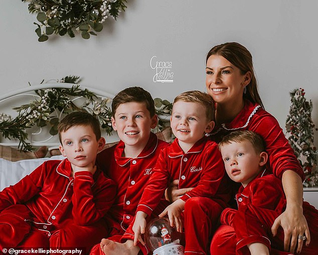 Encantador: Coleen Rooney ha marcado la pauta antes de lo que se espera sea una Navidad familiar muy feliz, cortesía de sus retratos festivos anuales.