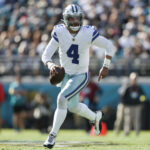 JACKSONVILLE, FLORIDA - 18 DE DICIEMBRE: Dak Prescott #4 de los Dallas Cowboys en acción durante la primera mitad contra los Jacksonville Jaguars en TIAA Bank Field el 18 de diciembre de 2022 en Jacksonville, Florida.  (Foto de Courtney Culbreath/Getty Images)