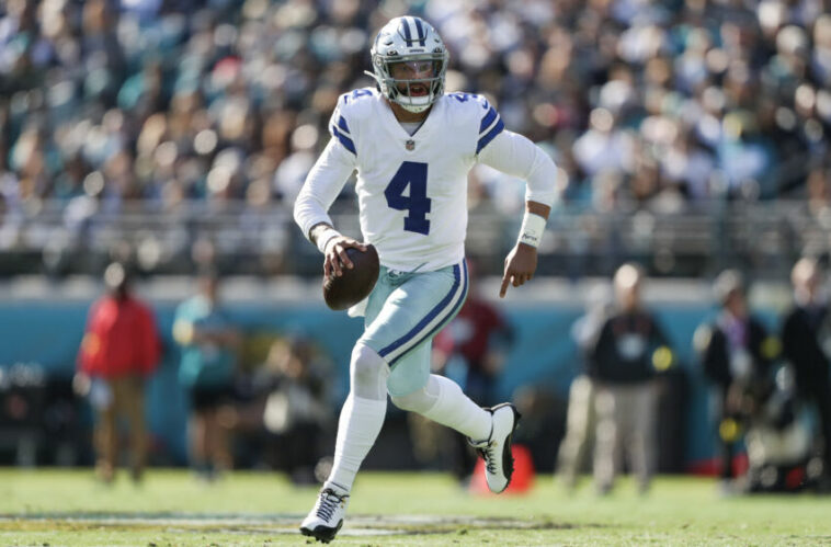 JACKSONVILLE, FLORIDA - 18 DE DICIEMBRE: Dak Prescott #4 de los Dallas Cowboys en acción durante la primera mitad contra los Jacksonville Jaguars en TIAA Bank Field el 18 de diciembre de 2022 en Jacksonville, Florida.  (Foto de Courtney Culbreath/Getty Images)