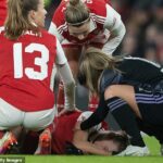 La progresión del Arsenal a los octavos de final de la Liga de Campeones se vio ensombrecida por lo que se teme que sea una grave lesión de la delantera estrella Vivianne Miedema (c)