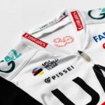 El UAE Team Emirates presenta el kit 2023 con cambio a Pissei