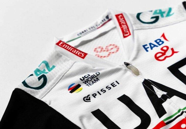 El UAE Team Emirates presenta el kit 2023 con cambio a Pissei