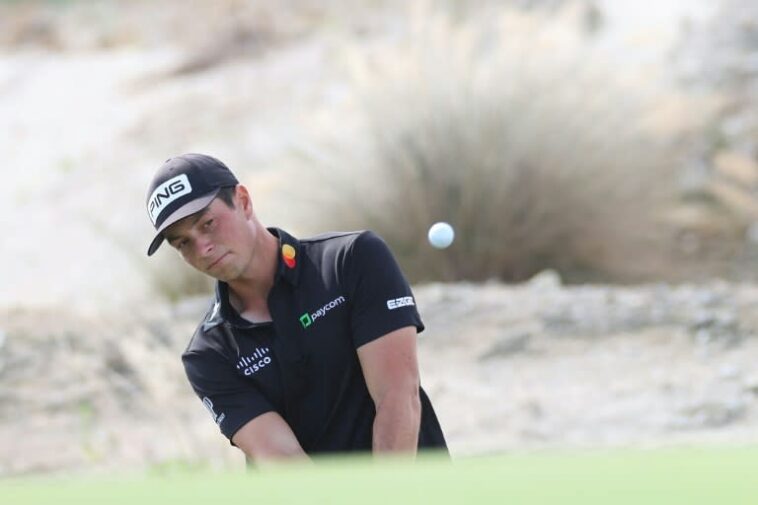 El campeón defensor Hovland lidera el Hero World Challenge azotado por el viento