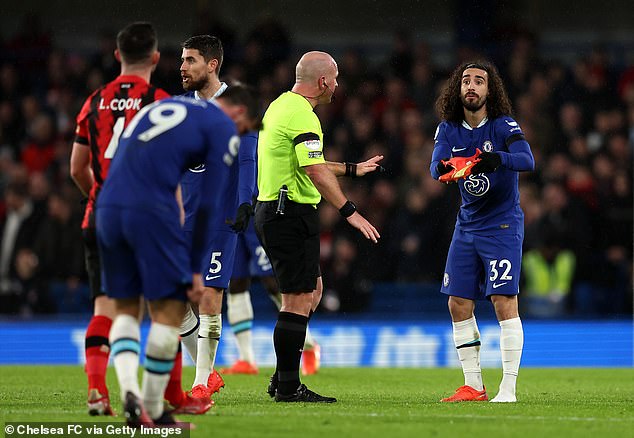 Marc Cucurella disputó la segunda mitad del triunfo del Chelsea sobre el Bournemouth con botas impares