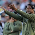 Steve Wilks hace un gesto hacia el campo desde la línea de banda de los Panthers.