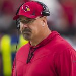 El exentrenador de línea ofensiva de los Cardinals niega las acusaciones de manoseo