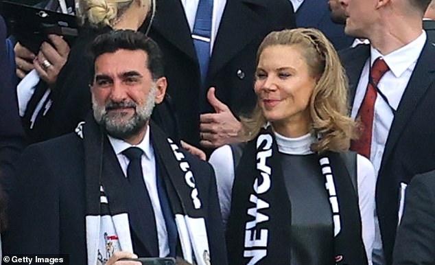 El presidente del Newcastle, Yasir Al-Rumayyan (izquierda), advirtió al equipo que no se durmiera en los laureles