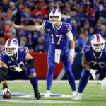 ORCHARD PARK, NUEVA YORK - 19 DE SEPTIEMBRE: Josh Allen # 17 de los Buffalo Bills pide una jugada contra los Tennessee Titans durante el tercer cuarto del juego en Highmark Stadium el 19 de septiembre de 2022 en Orchard Park, Nueva York.  (Foto de Timothy T. Ludwig/Getty Images)