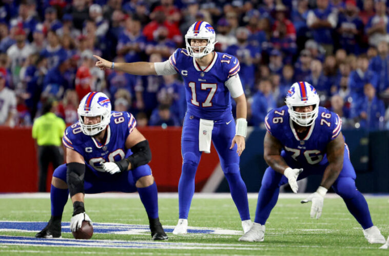 ORCHARD PARK, NUEVA YORK - 19 DE SEPTIEMBRE: Josh Allen # 17 de los Buffalo Bills pide una jugada contra los Tennessee Titans durante el tercer cuarto del juego en Highmark Stadium el 19 de septiembre de 2022 en Orchard Park, Nueva York.  (Foto de Timothy T. Ludwig/Getty Images)