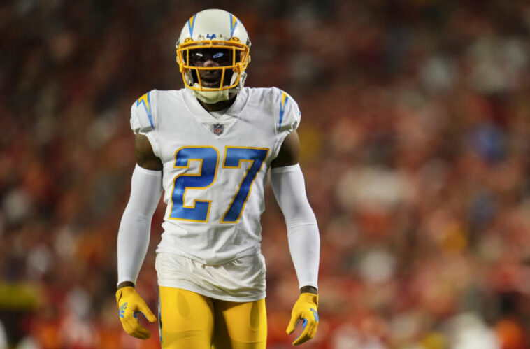 KANSAS CITY, MO - 15 DE SEPTIEMBRE: JC Jackson #27 de Los Angeles Chargers se enfrenta a Kansas City Chiefs en GEHA Field en Arrowhead Stadium el 15 de septiembre de 2022 en Kansas City, Missouri.  (Foto de Cooper Neill/Getty Images)