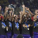 Los jugadores de Orlando City celebran mientras sostienen el trofeo del campeonato después de derrotar a Sacramento en la final de la Copa Abierta de EE. UU.