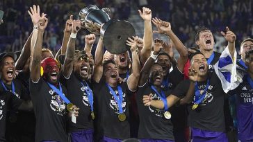 Los jugadores de Orlando City celebran mientras sostienen el trofeo del campeonato después de derrotar a Sacramento en la final de la Copa Abierta de EE. UU.