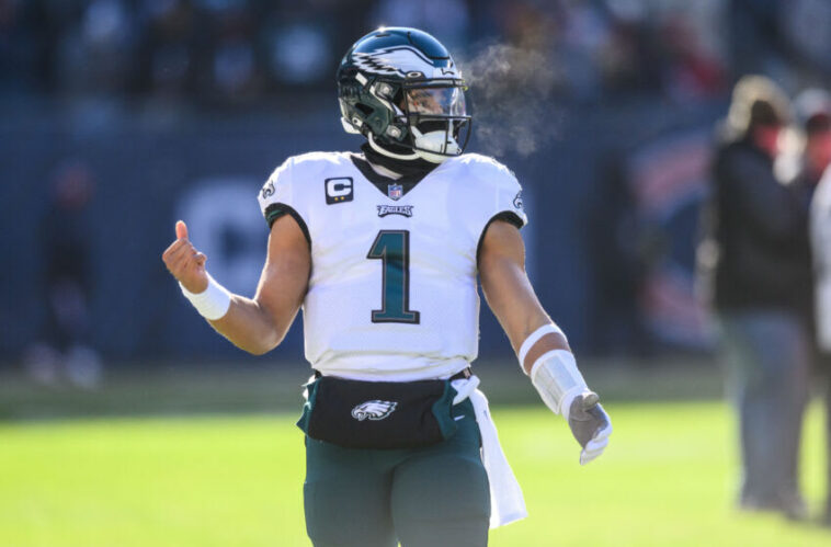 18 de diciembre de 2022;  Chicago, Illinois, Estados Unidos;  El mariscal de campo de los Philadelphia Eagles, Jalen Hurts (1), baila en el campo antes del partido contra los Chicago Bears en el Soldier Field.  Crédito obligatorio: Daniel Bartel-USA TODAY Sports