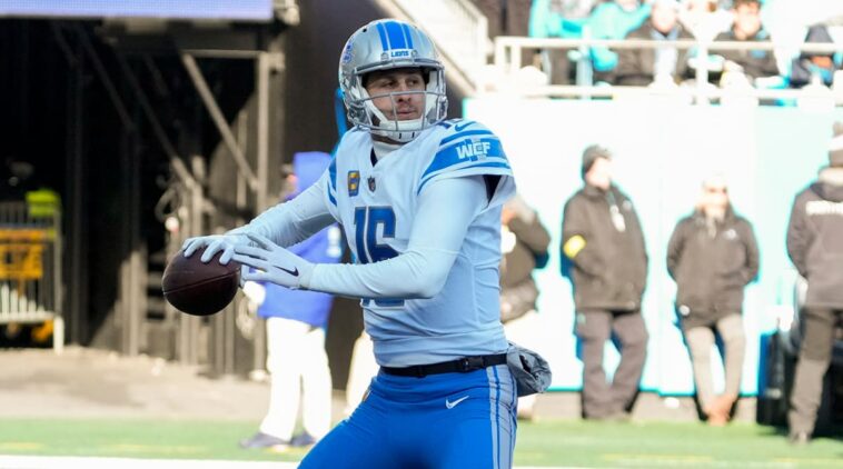 Jared Goff de los Lions rompe las condiciones del campo en el estadio de los Panthers