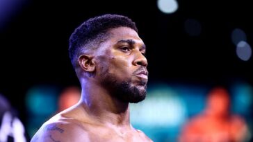 Johnny Nelson ha instado al ex campeón de peso pesado Anthony Joshua a tomar un descanso