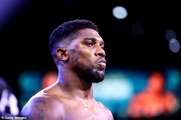 Johnny Nelson ha instado al ex campeón de peso pesado Anthony Joshua a tomar un descanso