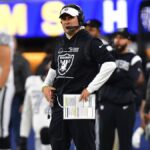 Josh McDaniels no descarta dejar en la banca a Derek Carr