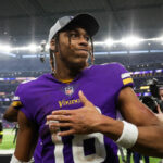 17 de diciembre de 2022;  Minneapolis, Minnesota, Estados Unidos;  El receptor abierto de los Minnesota Vikings, Justin Jefferson (18), celebra la victoria contra los Indianapolis Colts después del partido en el US Bank Stadium.  Con la victoria, los Minnesota Vikings aseguraron la NFC Norte.  Crédito obligatorio: Matt Krohn-USA TODAY Sports