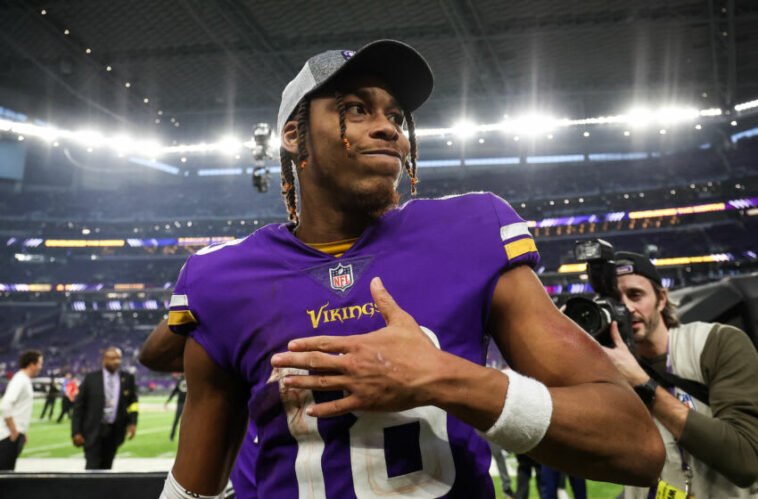 17 de diciembre de 2022;  Minneapolis, Minnesota, Estados Unidos;  El receptor abierto de los Minnesota Vikings, Justin Jefferson (18), celebra la victoria contra los Indianapolis Colts después del partido en el US Bank Stadium.  Con la victoria, los Minnesota Vikings aseguraron la NFC Norte.  Crédito obligatorio: Matt Krohn-USA TODAY Sports