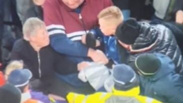 Un jubilado captado por la cámara tratando de arrebatarle la camiseta de un jugador del Newcastle de las manos a un niño de 11 años está