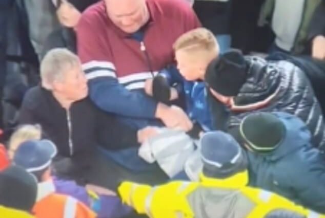 Un jubilado captado por la cámara tratando de arrebatarle la camiseta de un jugador del Newcastle de las manos a un niño de 11 años está