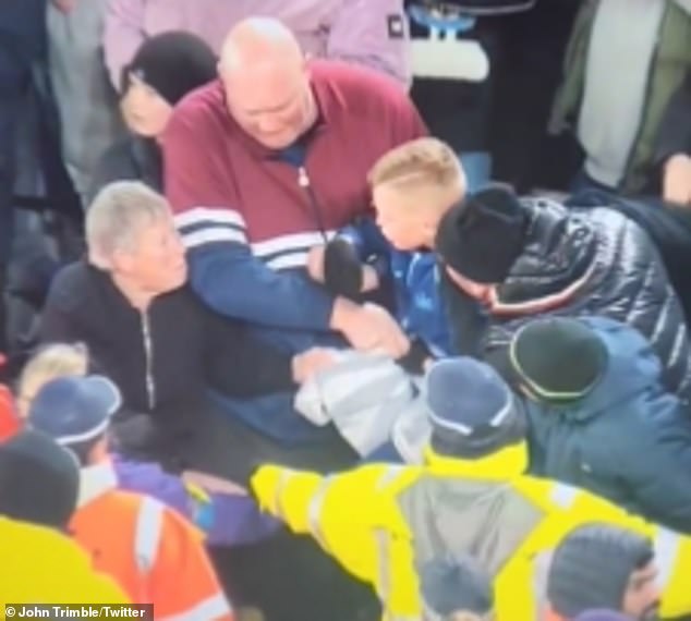 Un jubilado captado por la cámara tratando de arrebatarle la camiseta de un jugador del Newcastle de las manos a un niño de 11 años está