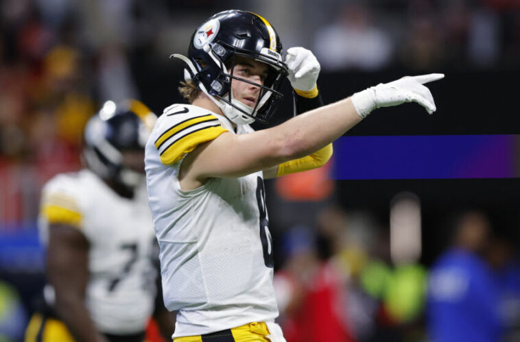 ATLANTA, GEORGIA - 4 DE DICIEMBRE: Kenny Pickett # 8 de los Pittsburgh Steelers mira contra los Atlanta Falcons durante la segunda mitad en el Mercedes-Benz Stadium el 4 de diciembre de 2022 en Atlanta, Georgia.  (Foto de Todd Kirkland/Getty Images)