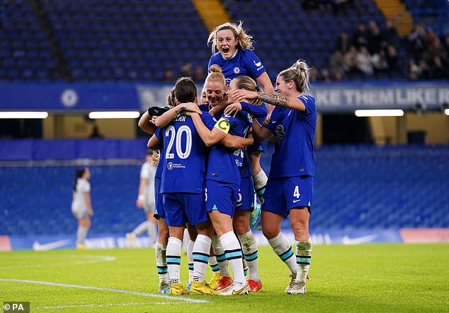 El final de la primera mitad de Sam Kerr inició la victoria dominante del Chelsea por 3-0 sobre el PSG en Stamford Bridge