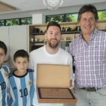 Lionel Messi (centro derecha) recibió una placa de 'Ciudadano Ilustre' por su gloria en la Copa del Mundo