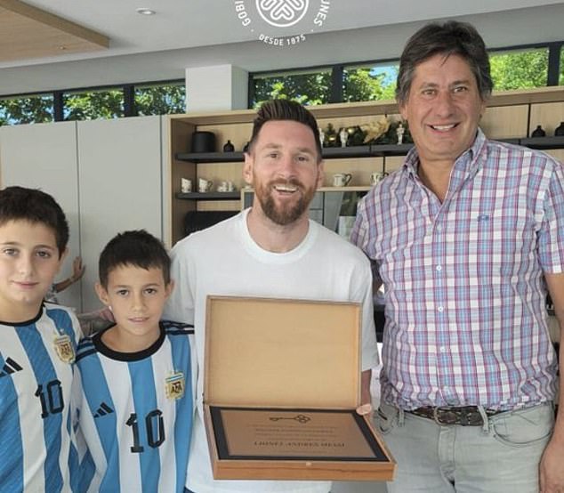 Lionel Messi (centro derecha) recibió una placa de 'Ciudadano Ilustre' por su gloria en la Copa del Mundo